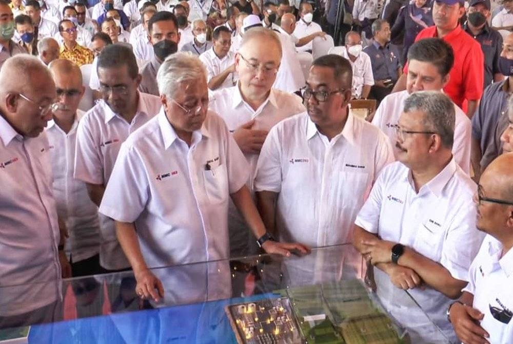 Ismail Sabri (dua dari kiri) melihat model Projek Pembangunan Berintegrasi Pusat Bekalan Gas dan Loji Janakuasa Pulau Bunting.