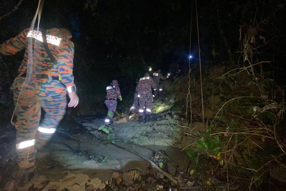 Anggota bomba melakukan operasi mencari tiga pendaki yang sesat di Gunung Panti, Kota Tinggi, pada Khamis.