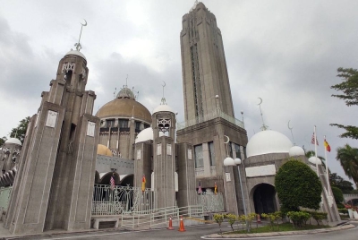 Masjid Diraja Sultan Suleiman merupakan pemberian kerajaan British kepada Sultan Selangor kelima, Almarhum Sultan Alauddin Sulaiman Shah. Masjid ini bercirikan seni bina Moghul hasil cetusan L Keste Ven.