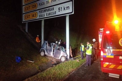 Kemalangan membabitkan sebuah kereta yang terbabas mengorbankan pasangan suami isteri di Gopeng.