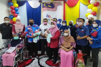 Mohamad Nasir (tiga dari kanan) meraikan bayi yang dilahirkan pada 31 Ogos di HSNZ pada Rabu