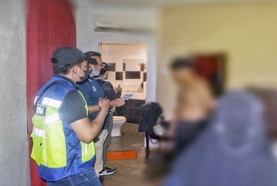 Penguat kuasa JAIM menahan sepasang kekasih di sebuah hotel bajet di Bukit Ruang pada Rabu.