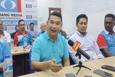 Rafizi (dua dari kiri) pada sidang akhbar selepas mesyuarat MPN Johor di Ibu Pejabat PKR negeri di Johor Bahru pada malam Rabu.