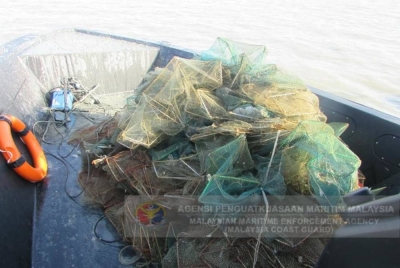 Maritim Malaysia Kuala Kurau merampas 31 set bubu naga di perairan Pulau Kalumpang, Parit Buntar pada Rabu. - Foto FB Agensi Penguatkuasaan Maritim Malaysia (Malaysia Coast Guard)