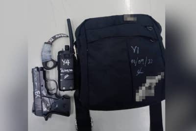 Kerambit dan objek menyerupai pistol yang dirampas susulan penahanan seorang pengawal peribadi di Ukay Perdana, Hulu Kelang, Selangor pada Khamis.