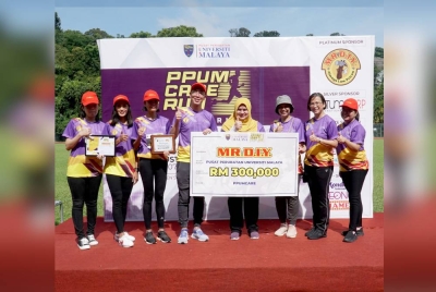 Goh (empat dari kiri) menyerahkan cek kepada Rosnah (lima dari kiri) dan Dr. Nazirah (enam dari kiri) pada acara Larian PPUMCare yang diadakan di Arena UM, Universiti Malaya pada 28 Ogos lepas.