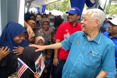 Ismail Sabri bertemu rakyat semasa hadir ke majlis doa selamat sambutan 65 tahun kemerdekaan dan bencana banjir daerah Baling di Dataran Keluarga Malaysia Parlimen Baling Kampung Teluk Durian, Kupang pada Khamis.