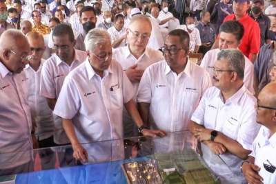 Ismail Sabri (dua dari kiri) melihat model Projek Pembangunan Berintegrasi Pusat Bekalan Gas dan Loji Janakuasa Pulau Bunting.