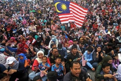 Warga Keluarga Malaysia hadir bagi memeriahkan dan menyaksikan acara perbarisan dan perarakan sempena Sambutan Hari Kebangsaan 2022. - Foto Bernama