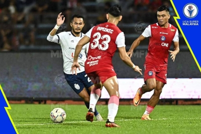 Antara aksi Sabah FC menengang KL City di Stadium Likas sebentat tadi.