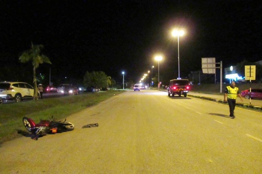 Seorang penunggang motosikal maut selepas dirempuh sebuah trak pikap jenis Hilux dalam kejadian di Jalan Bandar Baru, Gua Musang pada Khamis.