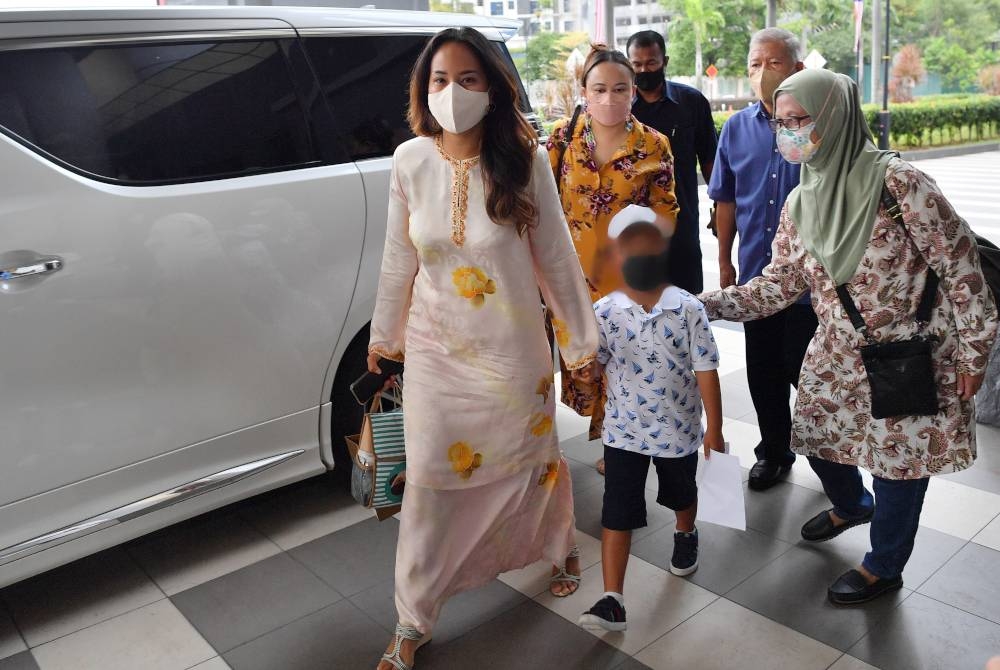 Nooryana Najwa (kiri) hadir di Kompleks Mahkamah Kuala Lumpur pada Jumaat, bagi mengikuti sambungan perbicaraan berhubung kes 1Malaysia Development Berhad (1MDB) yang dihadapi Najib. - Foto Bernama