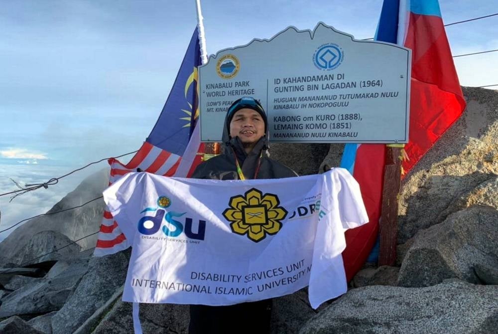 endaki orang kurang upaya (OKU) penglihatan, Ahmad Danial Mohd Sani, 28, ketika berada di puncak Gunung Kinabalu pada 21 Ogos lalu. - Foto Bernama