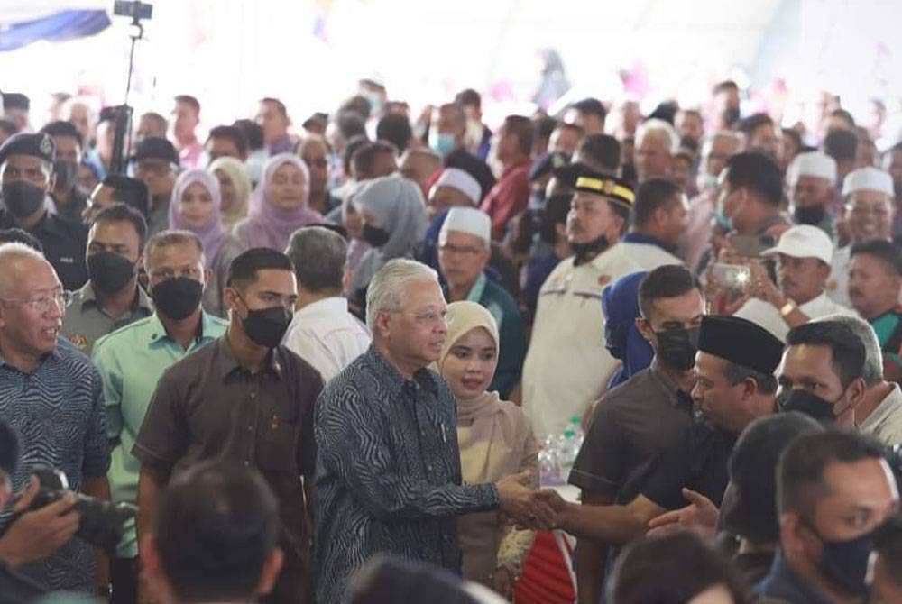 Ismail Sabri beramah mesra dengan penduduk pada Program 'Kenuri' Rakyat Keluarga Malaysia@Padang Terap pada Jumaat. - Foto KPLB