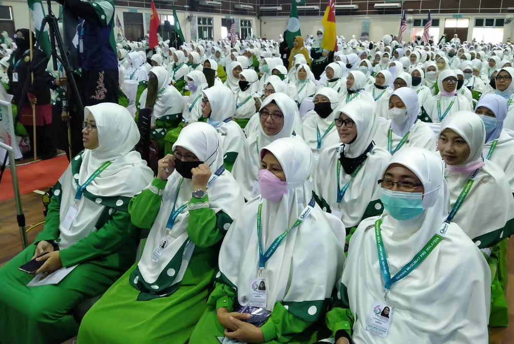 Antara perwakilan yang hadir ke Muktamar Tahunan Dewan Muslimat Pas ke-62 di Dewan Al-Hana, di sini, pada Jumaat.