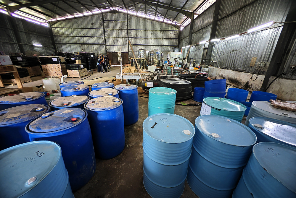 Kilang terbiar jadi 'port' proses arak haram di Kampung Orang Asli Broga.