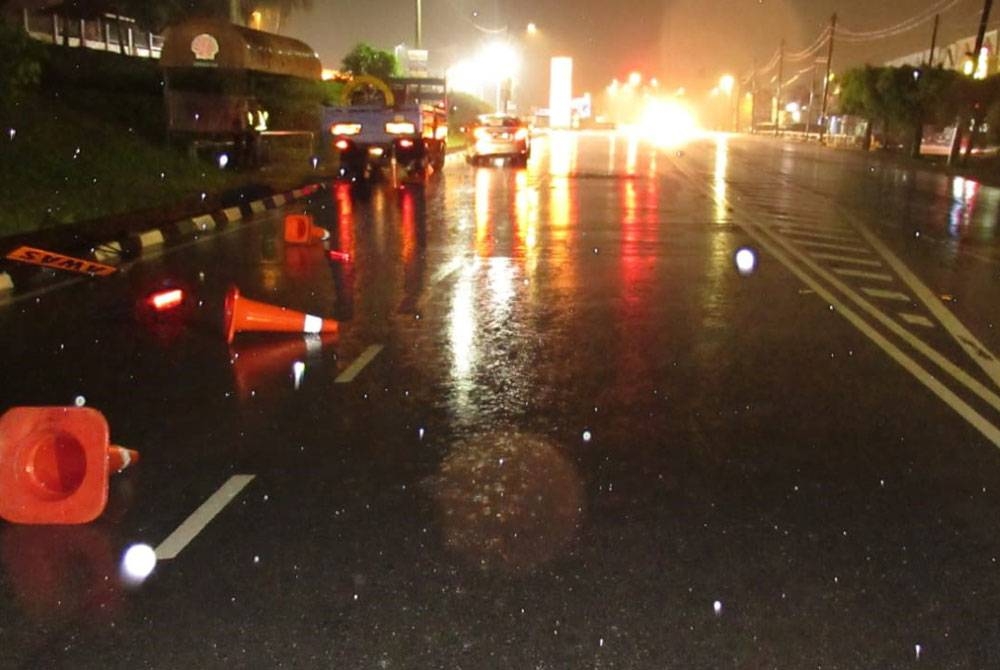 Seorang pekerja TM maut selepas dilanggar sebuah kereta Proton Wira di Kilometer 9.5 Jalan Pantai berdekatan Hospital Port Dickson awal pagi Jumaat.