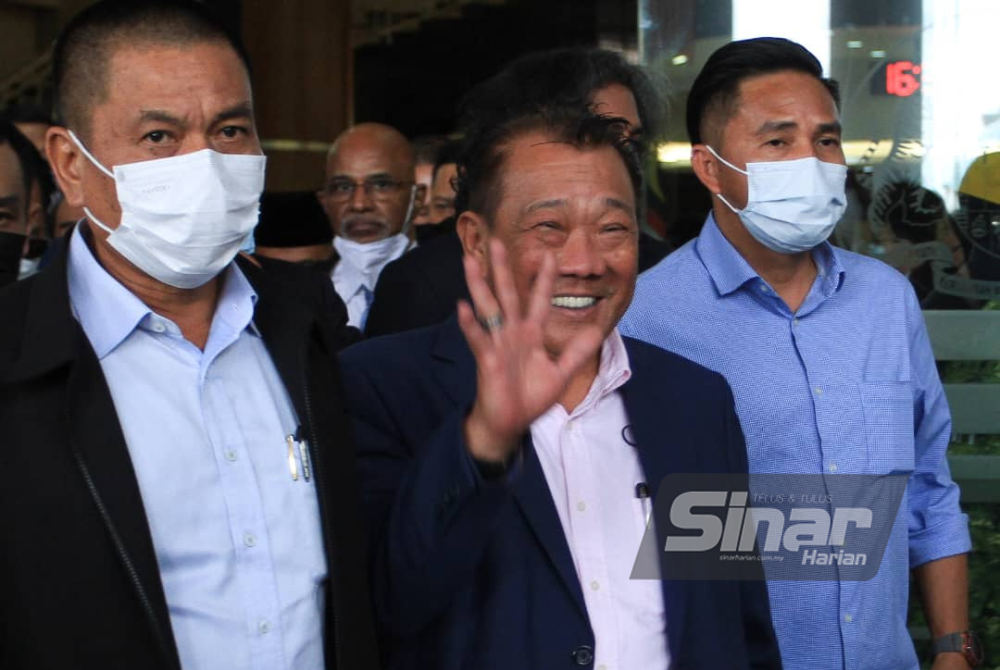 Bung Moktar dilihat keluar meninggalkan Mahkamah Kuala Lumpur kira-kira jam 4.40 petang. - Foto Sinar Harian/ ROSLI TALIB