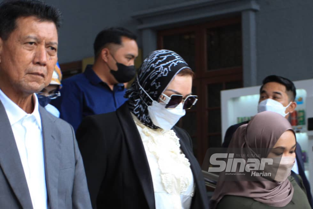 Zizie Izette dilihat keluar meninggalkan Mahkamah Kuala Lumpur kira-kira jam 4.40 petang. - Foto Sinar Harian/ ROSLI TALIB