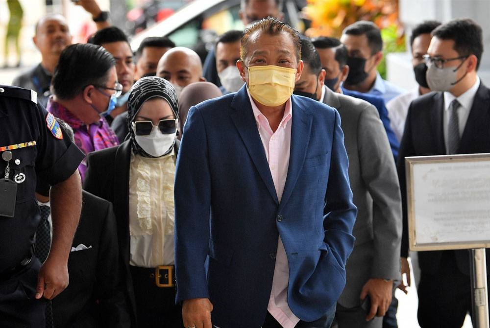 Bung Moktar dan isterinya, Zizie Izette tiba di Kompleks Mahkamah Kuala Lumpur untuk mendengar keputusan pertuduhan rasuah berjumlah RM2.8 juta berhubung pelaburan unit amanah Public Mutual Berhad. - Foto Bernama