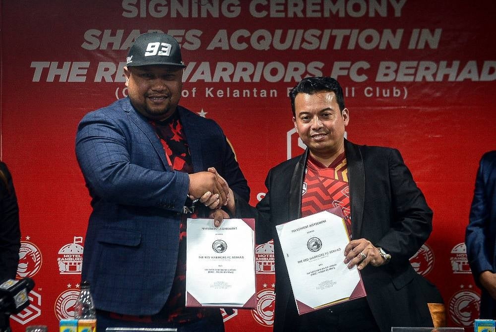 Norizam (kiri) bersama Nik Hafiz Naim selepas menandatangani pemilikan saham TRW FC pada sidang media Majlis Menandatangani Pemilikan Saham The Red Warriors FC Berhad ketika di Hotel Zamburger pada Jumaat. - Foto Bernama