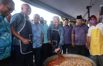 Ismail Sabri mengacau gulai daging batang pisang di gerai 'kedohoq' sempena Program 'Kenuri' Rakyat Keluarga Malaysia@Padang Terap pada Jumaat. - Foto KPLB