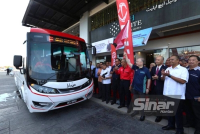 Ka Siong (empat dari kanan) mengibarkan bendera Kelantan sebagai simbolik pelepasan Mutiara Rentas Desa di Kelantan.