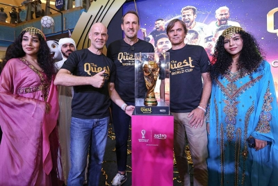 Dari kiri: Euan Smith bersama legenda bola sepak Mark Schwarzer dan Phillip Cocu selepas Majlis The Quest For The World Cup 2022.