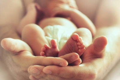 Seorang bayi lelaki dipercayai baru dilahirkan ditemui di atas meja gerai menjual makanan di Batu 5, Kampung Jaya Baru, Jalan Tengah Nipah, di sini pada awal pagi Jumaat. - Gambar hiasan 123RF