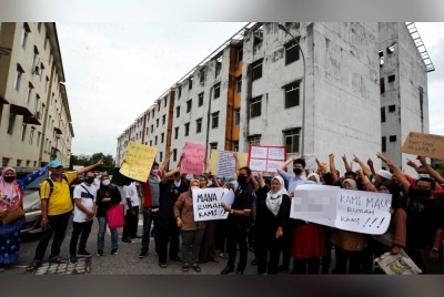 Beberapa pembeli mengadakan demonstrasi aman meminta pemaju segera menyiapkan masalah rumah mereka yang terbengkalai sejak hampir 20 tahun lalu di Flat Taman Mount Austin, Johor Bahru pada Jumaat.