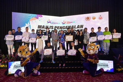 Ahmad Faizal bersama Pengarah Urusan Sanyu Berhad, Datuk Teoh Ah Thau iaitu penaja utama Sukma dan Para Sukma 2022 serta wakil daripada 14 penaja lain pada Majlis Pengenalan Penaja Rasmi Sukma dan Para Sukma 2022 pada Jumaat. - Foto Bernama