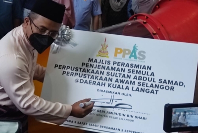Amirudin menandatangani Plak Perasmian Penjenamaan Semula Perpustakaan Sultan Abdul Samad di Kuala Langat pada Jumaat.