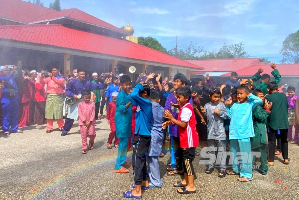Sebelum dikhatankan mereka dimandikan secara beramai-ramai oleh anggota dari Balai Bomba dan Penyelamat Tanah Merah.