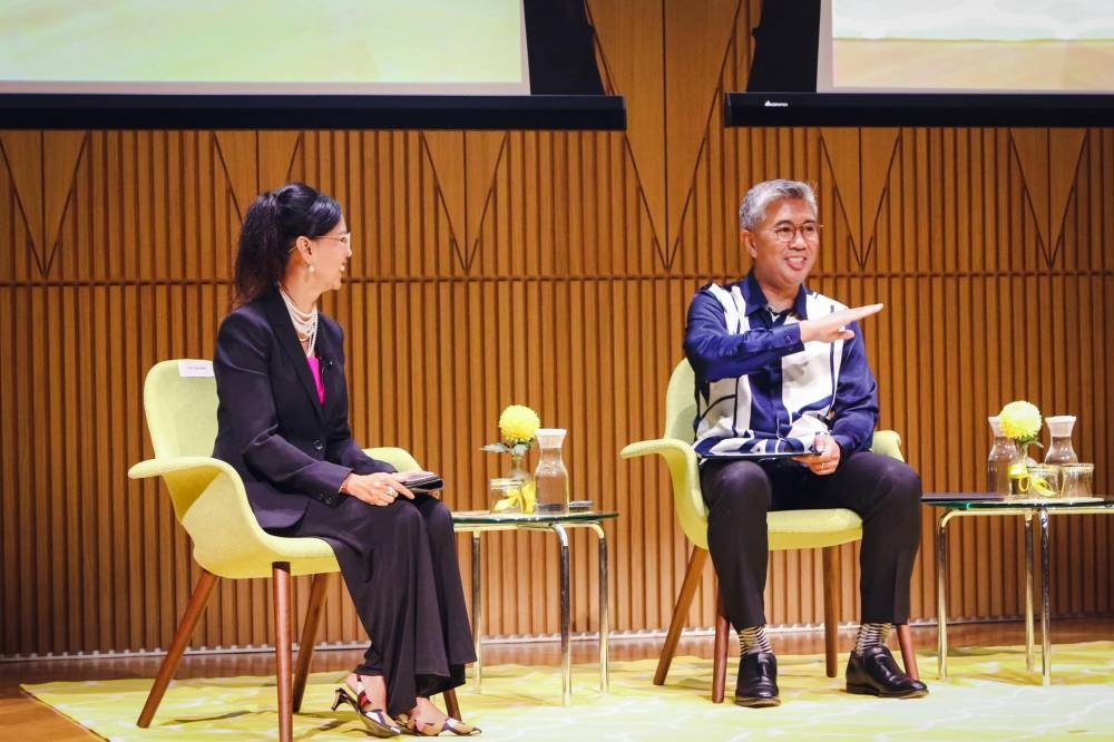 Tengku Zafrul ketika menghadiri majlis sambutan pemerkasaan aspirasi kepelbagaian, kesaksamaan dan keterangkuman anjuran Kelab 30 peratus Malaysia. - Foto Facebook Tengku Zafrul