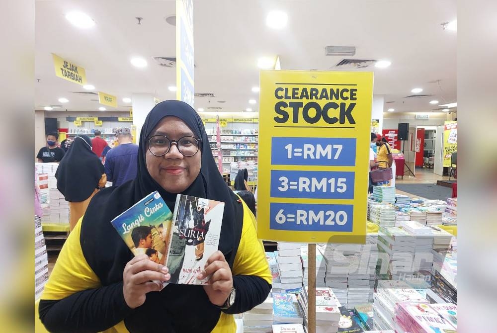 Anis Syamila menunjukkan beberapa novel yang kini ‘trending’ di TikTok.