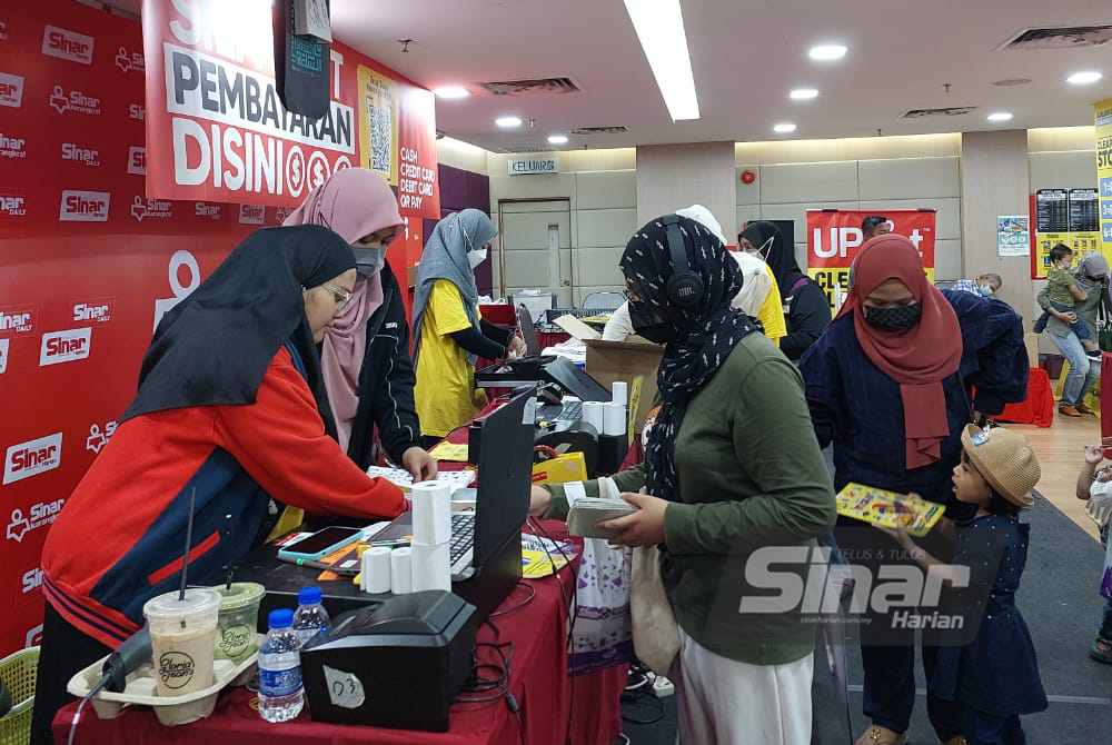 Tinjauan sekitar Jualan Gudang Karangkraf 2022 pada hari kesembilan yang berlangsung di Kompleks Kumpulan Karangkraf pada Sabtu.