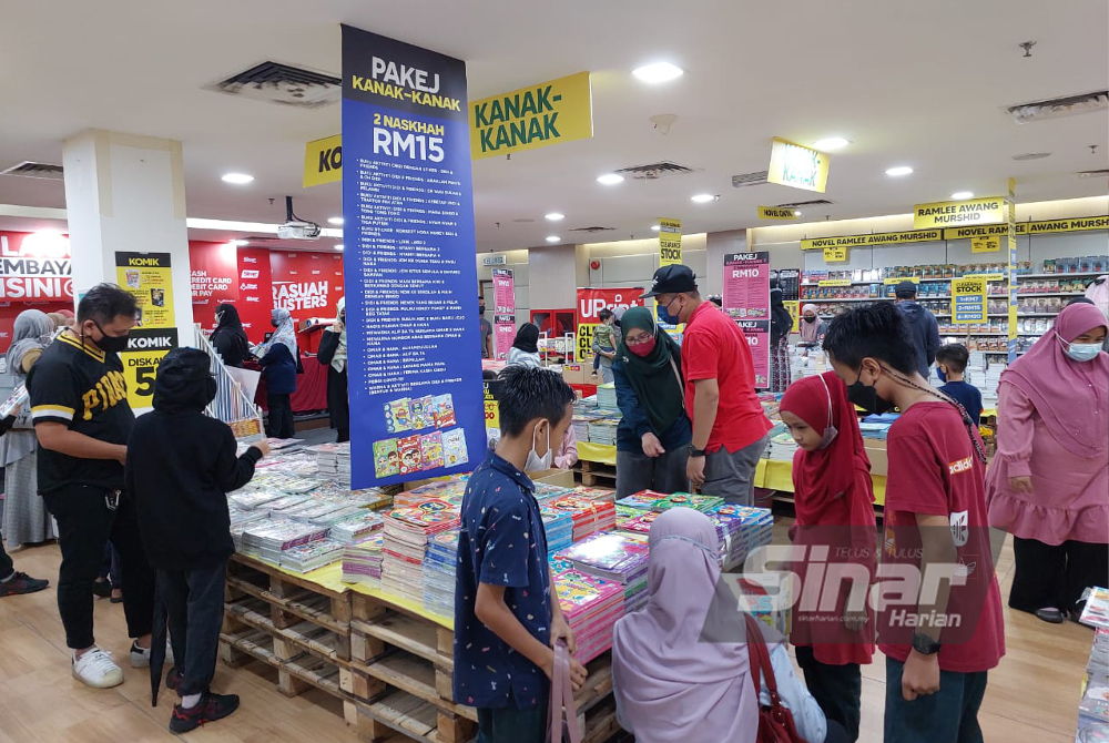 Orang ramai tidak melepaskan peluang mengunjungi Jualan Gudang Karangkraf 2022 pada hari kesembilan yang berlangsung di Kompleks Kumpulan Karangkraf pada Sabtu.