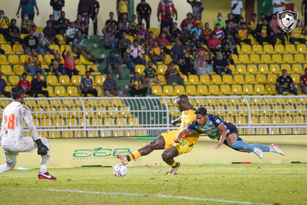 Penyerang KDA FC, Wanja Ronald Ngah (tengah) diasak pertahanan Penang FC pada perlawanan berkenaan. - Foto Facebook Kedah Darul Aman FC