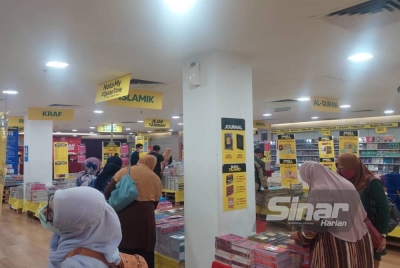 Orang ramai yang mengunjungi Jualan Gudang Karangkraf 2022 di Kompleks Karangkraf pada Jumaat.