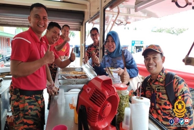 'Fire Kitchen Abang Bomba' menawarkan mi goreng, kuetiau goreng dan bihun goreng pada harga hanya 50 sen sepinggan kepada pengunjung Jelajah AKM Kedah. - Foto FB JBPM Kedah