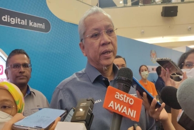 Annuar ketika sidang akhbar pelancaran kempen Jualan Murah Keluarga Malaysia@DE DAGANG (JMKM@DE DAGANG) di Plaza Shah Alam pada Sabtu.