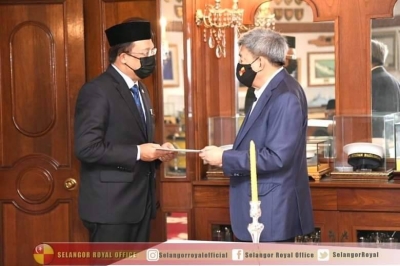 Sultan Sharafuddin (kanan) menyampaikan watikah pelantikan Pengerusi Jawatankuasa Pengurusan Hal Ehwal Islam Kebangsaan kepada Mohd Zuki pada Khamis.