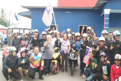 Ahmad (tengah) pada acara pelepasan konvoi bermotosikal Merdeka Belia Kampung Puteri Menangis pada Sabtu.