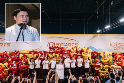 Rashid (empat dari kanan) hadir pada pelancaran Pusat Sukan IOI pada 25 Ogos lalu. (Gambar kecil: Tin Yow)