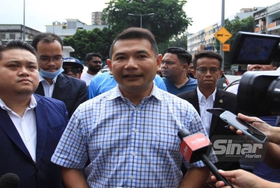 Rafizi Ramli ketika ditemui pemberita di hadapan IPD Sentul di sini pada Sabtu. Foto ROSLI TALIB