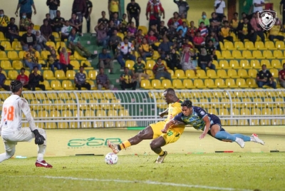 Penyerang KDA FC, Wanja Ronald Ngah (tengah) diasak pertahanan Penang FC pada perlawanan berkenaan. - Foto Facebook Kedah Darul Aman FC