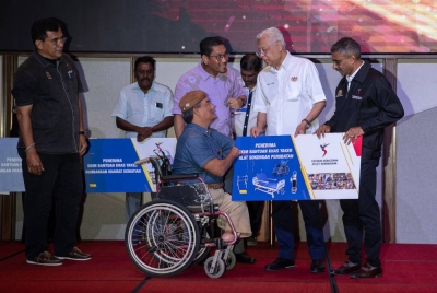 Ismail Sabri menyampaikan Skim Bantuan Khas Yakeb (alat sokongan perubatan) kepada salah seorang bekas atlet negara, Wan Harun Wan Ahmad pada Majlis Perasmian Mesyuarat Agung Tahunan ke -7 YAKEB di Kuala Lumpur pada Sabtu.
FOTO: BERNAMA