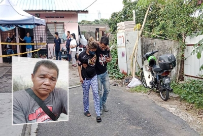 Muhammad (kanan) memapah isterinya yang cedera untuk dibawa ke klinik semasa cuba menyelamatkan dua anaknya dalam kejadian kebakaran di Jalan Bunga Raya Besar, Kampung Dato Sulaiman Menteri, Johor Bahru pada Sabtu (Gambar bawah : Ismail)