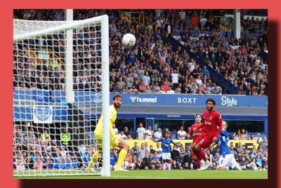 Penjaga gol Liverpool, Alisson Becker turut beraksi cemerlang menafikan gawangnya daripada dibolosi ketika aksi menentang Everton di Goodison Park sebentar tadi.