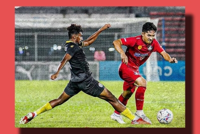Pemain skuad Projek FAM-MSN (kiri), cuba mengekang asakan daripada pemain PDRM FC pada perlawanan berkenaan. -Foto FB PDRM FC